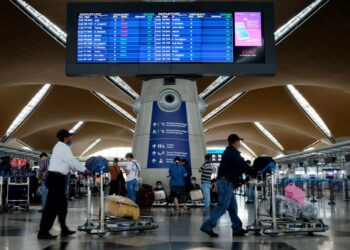 SEPANG, 27 Nov -- Pengembara warga Malaysia yang merancang melawat ke tujuh negara iaitu Afrika Selatan, Botswana, Eswatini, Lesotho, Mozambique, Namibia dan Zimbabwe, tidak akan dibenarkan untuk meneruskan perjalanan mereka.  Menteri Kesihatan Khairy Jamaluddin, semalam berkata ia merupakan inisiatif kerajaan dalam mempertingkatkan langkah pencegahan dan kawalan sempadan, termasuk bagi pengembara yang tiba di pintu masuk negara, berkuat kuasa hari ini.  Katanya, tiga negara telah melaporkan kes berkaitan varian baharu B.1.1.529 iaitu Afrika Selatan sebanyak 77 kes, Botswana (empat kes) dan Hong Kong (dua kes) bagaimanapun, tiada kes berkaitan varian ini dilaporkan di Malaysia berdasarkan pengawasan genomik.  --fotoBERNAMA (2021) HAK CIPTA TERPELIHARA  