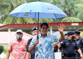 REMBAU, 19 Nov -- Calon Barisan Nasional (BN) bagi Parlimen P107 Sungai Buloh Khairy Jamaluddin tiba di Sekolah Menengah Agama Hj. Mohd Yatim untuk mengundi Pilihan Raya Umum ke-15 di Ulu Gedong hari ini.

-- fotoBERNAMA (2022) HAK CIPTA TERPELIHARA