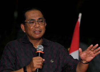 JOHOR BAHRU, 6 Feb -- Naib Presiden UMNO Datuk Seri Mohamed Khaled Nordin berucap pada majlis Keluar Parti dan Pembubaran Bersatu Cawangan Taman Molek Harmoni, di Desa Harmoni malam tadi.
?-- fotoBERNAMA (2022) HAK CIPTA TERPELIHARA