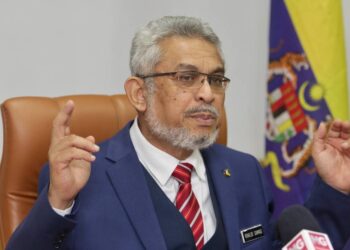 Federal Territories Minister Khalid Abdul Samad together with Wangsa Maju MP Datin Paduka Tan Yee Kew during a press conference on Tapak Uptown Danau Kota. FAIHAN GHANI/The Star.