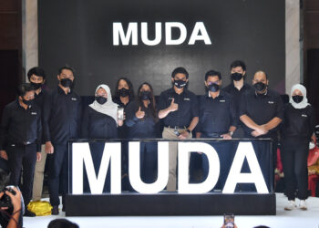 KUALA LUMPUR, 11 Feb -- Presiden Parti Ikatan Demokratik Malaysia (MUDA) Syed Saddiq Syed Abdul Rahman bergambar bersama pimpinan tertinggi MUDA pada Majlis Pelancaran Parti MUDA di Pusat Persidangan dan Acara Connexion Kerinchi malam ini.

--fotoBERNAMA (2022) HAK CIPTA TERPELIHARA