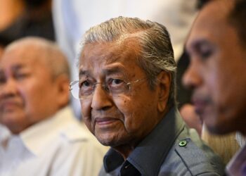 Malaysia former prime minister Mahathir Mohamad listens to questions during a press conference in Putrajaya on October 11, 2022. - Snap elections in Malaysia could be held within weeks, analysts said, after Malaysia's Prime Minister Ismail Sabri Yaakob dissolved parliament on October 10 to make way for the polls in a bid to restore political stability as the country emerges from the ravages of Covid-19 and a multi-billion dollar corruption scandal. (Photo by Mohd RASFAN / AFP)