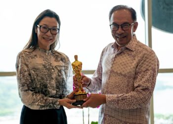 YAB Perdana Menteri, Dato’ Seri Anwar Ibrahim ketika bertemu dengan Pelakon dan Penerima Anugerah Oscar, Tan Sri Michelle Yeoh di Pejabat Perdana Menteri, Putrajaya pada 20 April 2023. - AFIQ HAMBALI/Pejabat Perdana Menteri

NO SALES; NO ARCHIVE; RESTRICTED TO EDITORIAL USE ONLY. NOTE TO EDITORS: This photos may only be used for editorial reporting purposes for the contemporaneous illustration of events, things or the people in the image or facts mentioned in the caption. Reuse of the pictures may require