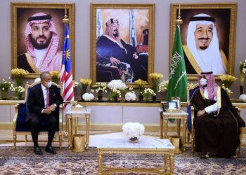 RIYADH, 9 Mac -- Dalam memperkukuhkan hubungan dua hala antara Malaysia dan Arab Saudi, ketibaan Perdana Menteri Tan Sri Muhyiddin Yassin dan isteri, Puan Seri Noorainee Abdul Rahman di ibu negara itu disambut oleh  Putera Mahkota Mohammed Salman Abdulaziz Al-Saud.
Baginda secara peribadi datang ke Lapangan Terbang Antarabangsa Raja Khalid di sini untuk menyambut sendiri Muhyiddin dan isteri setiba mereka dari Madinah pada jam 8.25 malam, Isnin (1.25 pagi  Selasa, waktu Malaysia).
Kesudian Putera Mahkota Arab Saudi itu menyambut sendiri Muhyiddin di lapangan terbang itu adalah di luar jadual.
Turut sama Menteri Luar Datuk Seri Hishammuddin Tun Hussein.
Muhyiddin kini dalam hari ketiga lawatan rasmi selama empat hari ke negara itu atas undangan Raja Arab Saudi, yang juga Penjaga Dua Masjid Suci, Raja Salman bin Abdul Abdulaziz Al-Saud dengan kemuncaknya ialah pertemuan dengan baginda secara maya di Istana Al Yamamah di sini, esok.
--fotoBERNAMA (2020) HAK CIPTA TERPELIHARA


RIYADH, March 9 -- In the spirit to further strengthen bilateral ties between Malaysia and Saudi Arabia, the arrival of Prime Minister Tan Sri Muhyiddin Yassin and his wife Puan Sri Noorainee Abdul Rahman here today was greeted by the kingdom's Crown Prince.
Prince Mohammed bin Salman bin Abdulaziz Al-Saud personally was at the King Khalid International Airport here to welcome Muhyiddin at 8.25 pm Monday (1.25 am Tuesday in Malaysia).
The decision to receive Muhyiddin at the airport was not in the Crown Prince’s original itinerary.
Muhyiddin is on the third day of his four-day official visit to Saudi Arabia at the invitation of the ruler King Salman bin Abdulaziz Al-Saud.
The visit is aimed at strengthening traditional areas of cooperation and forging greater partnership in new areas, such as new technology and innovation, as well as energy collaboration.
--fotoBERNAMA (2020) COPYRIGHTS RESERVED