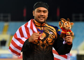 HANOI, 15 Mei -- Atlet lontar peluru negara Muhammad Ziyad Zolkefli bersama pingat gangsa yang dimenanginya dalam acara lontar peluru pada Sukan SEA ke-31 di My Dinh National Stadium, Hanoi.

--fotoBERNAMA (2022) HAK CIPTA TERPELIHARA