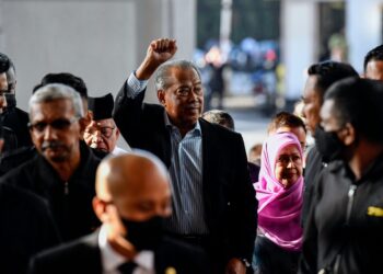 KUALA LUMPUR, 10 Mac -- Bekas Perdana Menteri Tan Sri Muhyiddin Yassin diiringi isteri Puan Sri Norainee Abdul Rahman tiba di Kompleks Mahkamah Kuala Lumpur hari ini.

Muhyiddin akan didakwa di mahkamah berhubung projek Program Jana Ekonomi Pemerkasaan Kontraktor Bumiputera Berwibawa (Jana Wibawa) dan isu berkaitan.
 
--fotoBERNAMA (2023) HAK CIPTA TERPELIHARA
