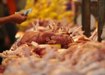 KUALA LUMPUR 04 JULAI 2022. Tinjauan bekalan ayam di Pasar Chowkit, Kuala Lumpur. STR/AZHAR RAMLI
