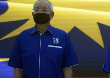JOHOR BHARU, 24 Feb -- Pengerusi Barisan Nasional (BN) Datuk Seri Dr Ahmad Zahid Hamidi (kanan) bersama dengan Penasihat BN Datuk Seri Najib Tun Razak pada majlis pengumuman dan penyerahan watikah kepada calon BN di Dewan Badan Perhubungan Umno Negeri Johor hari ini. 

 --fotoBERNAMA (2022) HAK CIPTA TERPELIHARA