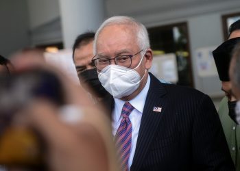 KUALA LUMPUR, 19 Ogos -- Bekas Perdana Menteri Datuk Seri Najib Tun Razak beredar dari Kompleks Mahkamah Kuala Lumpur hari ini selepas hadir untuk prosiding kes berkaitan 1 Malaysia Development Berhad (1MDB).
Najib, 68, menghadapi empat pertuduhan menggunakan kedudukannya untuk memperoleh suapan berjumlah RM2.3 bilion dalam dana 1MDB dan 21 pertuduhan pengubahan wang haram membabitkan jumlah wang yang sama.
--fotoBERNAMA HAK CIPTA TERPELIHARA