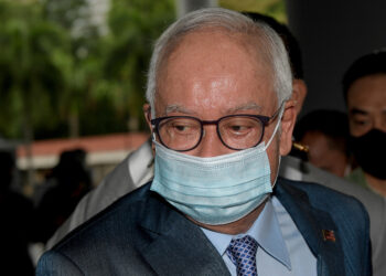 KUALA LUMPUR, 23 Ogos -- Bekas Perdana Menteri Datuk Seri Najib Tun Razak tiba di Kompleks Mahkamah Kuala Lumpur hari ini bagi perbicaraan berhubung kes pertuduhan rasuah dan pengubahan wang haram membabitkan dana 1Malaysia Development Berhad (1MDB) berjumlah RM2.3 bilion.
--fotoBERNAMA (2021) HAK CIPTA TERPELIHARA