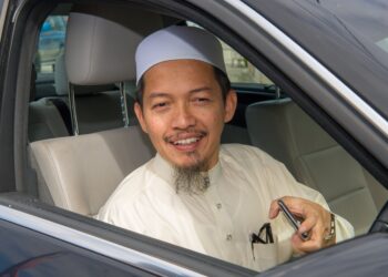 KOTA BHARU, 8 Feb -- Anggota Jawatankuasa PAS Pusat Nik Mohamad Abduh Nik Abdul Aziz hadir di Ibu Pejabat Suruhanjaya Pencegahan Rasuah Malaysia (SPRM) Kelantan hari ini bagi memberi keterangan berhubung siasatan menerima dana sebanyak RM90 juta daripada syarikat 1Malaysia Development Berhad (1MDB).
Nik Mohamad Abduh, yang juga anggota Parlimen Bachok, tiba di Ibu Pejabat SPRM Kelantan di Jalan Lundang di sini, kira-kira pukul 10.20 pagi, seorang diri tanpa ditemani peguam.
-- fotoBERNAMA (2019) HAK CIPTA TERPELIHARA