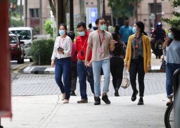 Office workers out for lunch in KLCC area. 5 Jun 2020 Picture by Choo Choy May.