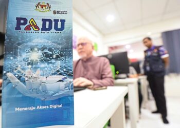 Residents is seen been assist by the Federal Territories Department of Statistics staffs during PADU's online regestering at Pusat Ekonomi Digital (PDEi) PPR Desa Rejang Setapak on January 05.—AZMAN GHANI/The Star