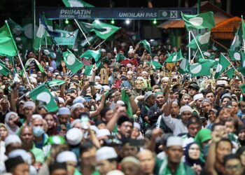 MARANG, 19 Nov -- Penyokong PAS meraikan kemenangan calon Parlimen P037 Marang yang juga Presiden PAS Tan Sri Abdul Hadi Awang, menang dengan majoriti 41,729 undi semasa menyaksikan keputusan Pilihan Raya Umum ke-15 (PRU15) di Rusila malam ini.

-- fotoBERNAMA (2022) HAK CIPTA TERPELIHARA