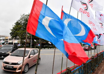 KUCHING, 10 Dis — Perang bendera diantara Gabungan Parti Sarawak (GPS) dan Parti Keadilan Rakyat (PKR) sempena tempoh berkempen bagi Pilihan Raya Negeri (PRN) Sarawak ke-12 ketika tinjauan fotoBERNAMA di sekitar Jalan Matang disini hari ini.
PKR hanya meletakkan 28 calon untuk bertanding daripada 82 kerusi yang dipertandingkan pada PRN Sarawak Ke-12. 
— fotoBERNAMA (2021) HAK CIPTA TERPELIHARA