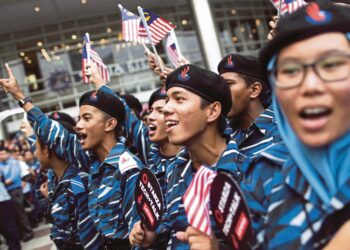 KUALA LUMPUR 24 APRIL 2016. Sebahagian daripada ratusan pelatih Program Latihan Khidmat Negara (PLKN) menyanyikan lagu 1Malaysia pada Majlis Pelancaran Program Latihan Khidmat Negara (PLKN) 2.0 di Esplanade Suria KLCC, Kuala Lumpur. NSTP/AIZUDDIN SAAD