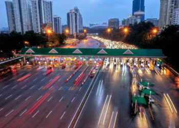 KUALA LUMPUR, 16 Jan -- Pemandangan udara di sekitar kawasan Plaza Tol Jalan Duta di bawah kendalian syarikat konsesi Lebuhraya Utara-Selatan (PLUS) Malaysia Berhad yang akan diturunkan sebanyak 18 peratus tahun ini. Perdana Menteri Tun Dr Mahathir Mohamad berkata penurunan itu akan membabitkan semua lebuh raya kendalian PLUS dengan hasrat membantu mengurangkan kos sara hidup rakyat. Tambahnya lagi syarikat konsesi lebuh raya terbesar negara ini akan kekal bersama Khazanah Nasional Bhd dan Kumpulan Wang Simpanan Pekerja (KWSP). -- fotoBERNAMA (2020) HAK CIPTA TERPELIHARA