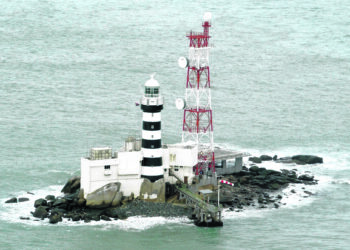 An aerial view show an outcrop which Singapore calls Pedra Branca and Malaysia names Pulau Batu Puteh, located 7.7 nautical miles off Malaysia's state of Johor and 25 nautical miles from Singapore, in this January 6, 2003 file photo. Singapore owns the rocky outcrop near a key shipping lane, the U.N.'s highest court ruled on May 23, 2008, settling a protracted territorial dispute between the southeast Asian state and its neighbour Malaysia. 
REUTERS/Jonathan Drake/Files (SINGAPORE)

MILIK SINGAPURA... Pemandangan dari udara, Pulau Batu Putih yang kedaulatannya diserahkan oleh ICJ kepada Singapura semalam. Pulau itu yang dikenali di Singapura sebagai Pedra Branca terletak 7.7 batu nautika dari Johor dan 25 batu nautika dari Singapura.

NOTA:
TERBITAN
UTUSAN
24 MEI 2008
MUKA 1

NOTA 
TERBITAN 
KOSMO
5 FEBRUARI 2017
AHAD
MUKA 4

archived by KY




PEMANDANGAN Pulau Batu Puteh berdekatan perairan
Johor yang diserahkan ICJ kepada Singapura kini dituntut
semula oleh Malaysia. Pulau itu yang dikenali di
Singapura se