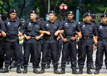 Police form a human barricade to prevent anti-government protesters from marching on Jalan Ampang in front of KLCC in Kuala Lumpur April 28, 2012. Up to 20,000 protesters calling for fair elections and greater accountability marched on Kuala Lumpur's centre on Saturday in a show of force that will test the Malaysian government's reformist pledges and may affect the timing of national polls. REUTERS/Tim Chong (MALAYSIA - Tags: POLITICS CIVIL UNREST CRIME LAW)...