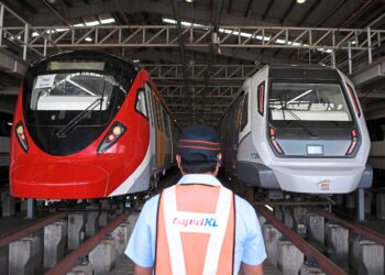 KUALA LUMPUR, 2 Jun -- Seorang kakitangan Kumpulan Prasarana berdiri di antara MRT Serdang-Sg Buloh -- Putrajaya Line (kiri) dan MRT Sg Buloh-Kajang Line (kanan).
Hari ini Depoh MRT Sungai Buloh-Kajang (MRT SBK) menerima kunjungan Pengerusi Kumpulan Prasarana Datuk Seri Tajuddin Abdul Rahman yang melakukan lawatan kerja ke depoh tersebut.
--fotoBERNAMA (2020) HAK CIPTA TERPELIHARA