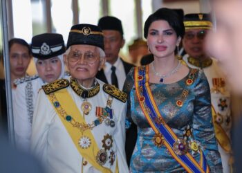 KUCHING, 15 Mei -- Yang Dipertua Negeri Sarawak Tun Abdul Taib Mahmud (kiri) dan isteri Toh Puan Ragad Kurdi Taib hadir pada lstiadat Pembukaan Mesyuarat Pertama Bagi Penggal Kedua Persidangan Dewan Undangan Negeri Sarawak Ke-19 di Petra Jaya, hari ini.

-- fotoBERNAMA (2023) HAK CIPTA TERPELIHARA