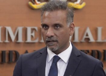 KUALA LUMPUR, 23 Okt -- Pengerusi Jawatankuasa Pilihan Khas Menimbang Rang Undang-Undang Suruhanjaya Bebas Aduan Salah Laku Polis (IPCMC) 2019 Ramkarpal Singh (kanan) berbincang bersama Setiausaha Jawatankuasa IPCMC Datuk Roosme Hamzah selepas sidang media IPCMC di Bangunan Parlimen hari ini.
--fotoBERNAMA (2019) HAK CIPTA TERPELIHARA