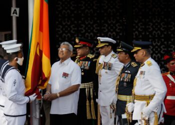 FILE PHOTO: Sri Lanka's President Gotabaya Rajapaksa raises the national flag during the country's 74th Independence Day celebrations in Colombo, Sri Lanka February 4, 2022. REUTERS/Dinuka Liyanawatte