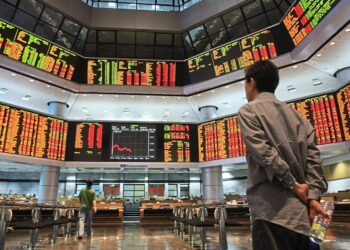 Trading at Bursa Malaysia counters at RHB Jalan Tun Razak become normal after having the technical problem yesterday. Starpic by Azman Ghani
