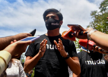 MELAKA, 27 Okt -- Presiden Parti Ikatan Demokratik Rakyat Malaysia (MUDA), Syed Saddiq Syed Abdul Rahman ketika hadir bagi mengadakan sidang media di Bangunan Stadthuys dekat Banda Hilir hari ini.
MUDA hari ini menyatakan hasrat  akan bertanding pada Pilihan Raya Negeri (PRN) Melaka, 20 Nov ini dan kini berunding dengan Pakatan Harapan (PH) bagi meletakkan calon MUDA pada PRN berkenaan.
--fotoBERNAMA (2021) HAK CIPTA TERPELIHARA