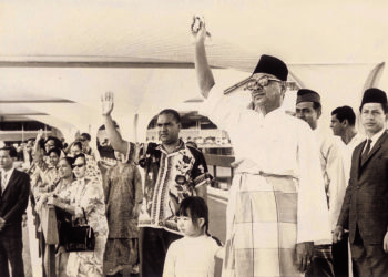 1970

Album kenangan...Tunku Abdul Rahman sedang melambai-lambaikan tangan untuk mengucapkan "selamat jalan" kepada jemaah haji yang menaiki kapalterbang di Lapangan Terbang Subang. 

PERDANA Menteri Pertama , Tunku Abdul Rahman Putra Alhaj melambai tangan bagi mengucapkan selamat jalan kepada bakal haji di Lapangan Terbang Antarabangsa Subang , Selangor pada tahun 1970 .

NOTA
TERBITAN
UTUSAN MALAYSIA
10 OKTOBER 2011
ISNIN
MUKA 2
ALBUM KENANGAN

***archived by MHM