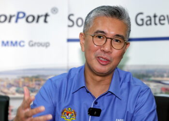 JOHOR BAHRU, 6 Mac -- Menteri Perdagangan Antarabangsa dan Industri Tengku Datuk Seri Zafrul Tengku Abdul Aziz pada sidang media selepas menghadiri Majlis Pelancaran Anugerah Kecemerlangan Industri 2024 di Oasis Johor Port Pasir Gudang hari ini.

--fotoBERNAMA (2023) HAK CIPTA TERPELIHARA