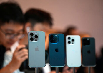 People look at the new iPhone 15 Pro as Apple's new iPhone 15 officially goes on sale across China at an Apple store in Shanghai, China September 22, 2023. REUTERS/Aly Song