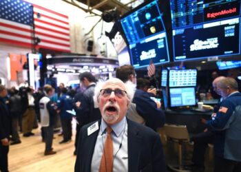 Traders work during the opening bell at the New York Stock Exchange (NYSE) on February 28, 2020 at Wall Street in New York City. - Losses on Wall Street deepened following a bruising open, as global markets were poised to conclude their worst week since 2008 with another rout. (Photo by Johannes EISELE / AFP)