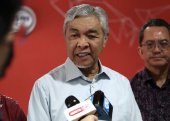 KUALA LUMPUR, 8 Jan -- Timbalan Perdana Menteri yang juga Menteri Kemajuan Desa dan Wilayah Datuk Seri Dr Ahmad Zahid Hamidi pada sidang media selepas melawat ke Wisma Berita Angkasapuri hari ini.

Turut sama, Ketua Setiausaha Kementerian Komunikasi dan Digital Datuk Seri Mohammad Mentek (kanan). 

-- fotoBERNAMA (2023) HAK CIPTA TERPELIHARA