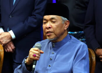 PUTRAJAYA, 16 Dis -- Timbalan Perdana Menteri merangkap Pengerusi Barisan Nasional Datuk Seri Dr Ahmad Zahid Hamidi ketika sidang media selepas Majlis Menandatangani Permuafakatan Antara Gabungan Di Bawah Kerajaan Perpaduan di Bangunan Perdana Putra hari ini. 

--fotoBERNAMA (2022) HAK CIPTA TERPELIHARA