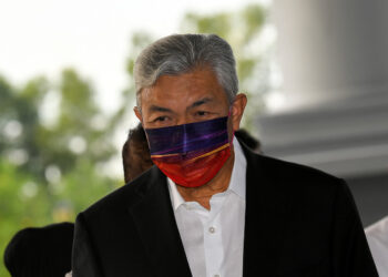 KUALA LUMPUR, 22 Sept -- Bekas Timbalan Perdana Menteri Datuk Seri Dr Ahmad Zahid Hamidi hadir pada prosiding sambung bicara kes beliau di Mahkamah Tinggi hari ini.
Ahmad Zahid, 68, berdepan 47 pertuduhan dengan 12 daripadanya membabitkan pecah amanah, lapan rasuah dan 27 pengubahan wang haram, melibatkan puluhan juta ringgit dana milik Yayasan Akalbudi.
--fotoBERNAMA (2021) HAK CIPTA TERPELIHARA