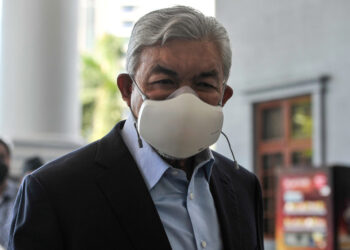 KUALA LUMPUR, 6 Okt -- Bekas Timbalan Perdana Menteri Datuk Seri Dr Ahmad Zahid Hamidi menghadiri prosiding hujahan akhir bagi perbicaraan kes beliau di Mahkamah Tinggi hari ini.?Ahmad Zahid, 68, berdepan 47 pertuduhan dengan 12 daripadanya membabitkan pecah amanah, lapan rasuah dan 27 pengubahan wang haram, melibatkan puluhan juta ringgit dana milik Yayasan Akalbudi.
--fotoBERNAMA (2021) HAK CIPTA TERPELIHARA