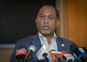 PUTRAJAYA, 7 Jan -- Menteri Luar Negeri Datuk Seri Dr Zambry Abdul Kadir bercakap kepada pemberita pada sidang media berhubung lawatan rasmi Perdana Menteri Datuk Seri Anwar Ibrahim ke Indonesia di Lapangan Terbang Antarabangsa Kuala Lumpur (KLIA), hari ini.

--fotoBERNAMA (2023) HAK CIPTA TERPELIHARA