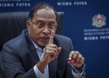 PUTRAJAYA, 22 Jun -- Menteri Luar, Datuk Seri Dr Zambry Abd Kadir semasa sesi libat urus bersama media berkaitan Triti Persempadanan Laut Wilayah di Kawasan Paling Selatan Selat Melaka dan Triti Persempadanan Laut Wilayah (Separa) di Laut Sulawesi antara Malaysia dan Indonesia di Wisma Putra hari ini.

—fotoBERNAMA (2023) HAK CIPTA TERPELIHARA
