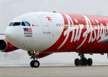 FILE PHOTO: An AirAsia X  Airbus A340 passenger jet arrives on its inaugural flight from Kuala Lumpur to Paris Orly Airport  in this February 14, 2011. REUTERS/Charles Platiau