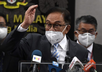 KUALA LUMPUR, 29 Julai -- Ketua Pembangkang Datuk Seri Anwar Ibrahim ketika sidang media sebelum Mesyuarat Khas Dewan Rakyat bermula selepas ditangguhkan buat kali kedua sehingga 5.15 petang bagi membolehkan Ahli-ahli Parlimen melakukan ujian saringan pengesanan COVID-19 di Parlimen hari ini.
--fotoBERNAMA (2021) HAK CIPTA TERPELIHARA