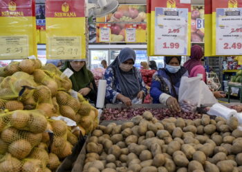 HULU TERENGGANU, 23 April -- Orang ramai tidak melepaskan peluang membeli barangan keperluan pada Program Jualan Keluarga Malaysia di Pasaraya Nirwana Maju, Kuala Berang hari ini.

Program tersebut membantu penduduk terutamanya mereka daripada golongan B40 untuk mendapatkan keperluan harian pada harga berpatutan sebagai persiapan Aidilfitri tidak lama lagi.

--fotoBERNAMA (2022) HAK CIPTA TERPELIHARA