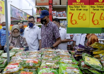 HULU TERENGGANU, 23 April -- Timbalan Menteri Perdagangan Dalam Negeri dan Hal Ehwal Pengguna Datuk Rosol Wahid (lima, kiri) meninjau barangan pada Program Jualan Keluarga Malaysia di Pasaraya Nirwana Maju, Kuala Berang hari ini.

Program tersebut membantu penduduk terutamanya mereka daripada golongan B40 untuk mendapatkan keperluan harian pada harga berpatutan sebagai persiapan Aidilfitri tidak lama lagi.

--fotoBERNAMA (2022) HAK CIPTA TERPELIHARA