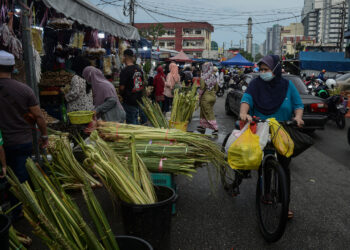 KUALA LUMPUR, 1 Mei -- Orang ramai terutamanya umat Islam membeli barangan keperluan untuk persiapan menyambut Hari Raya di sekitar Jalan Raja Bot hari ini.??Umat islam mengambil kesempatan pada cuti Hari Pekerja untuk membuat persediaan awal selepas tular di media sosial kebanyakan negara Islam lain  kemungkinan besar menyambut 1 Syawal pada esok bersamaan 2 Mei.??Walau bagaimanapun, Jabatan Kemajuan Islam Malaysia (Jakim) menasihatkan semua pihak supaya menghormati proses penentuan rasmi tarikh hari raya di negara ini.?-- fotoBERNAMA (2022) HAK CIPTA TERPELIHARA??