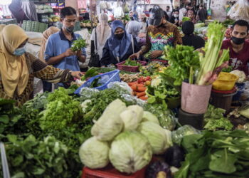 KUALA TERENGGANU, 30 April -- Orang ramai terutama umat Islam membeli barangan keperluan untuk persiapan menyambut Hari Raya Aidilfitri ketika tinjauan di Pasar Chabang Tiga hari ini.

Sambutan Hari Raya Aidilfitri tahun ini dijangka paling meriah, tambahan selepas dua tahun tidak pulang beraya akibat Perintah Kawalan Pergerakan (PKP) yang dilaksanakan bagi mengekang penularan COVID-19.

--fotoBERNAMA (2022) HAK CIPTA TERPELIHARA