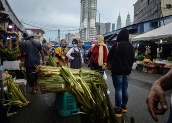KUALA LUMPUR, 1 Mei -- Orang ramai terutamanya umat Islam membeli barangan keperluan untuk persiapan menyambut Hari Raya di sekitar Jalan Raja Bot hari ini.

Umat islam mengambil kesempatan pada cuti Hari Pekerja untuk membuat persediaan awal selepas tular di media sosial kebanyakan negara Islam lain  kemungkinan besar menyambut 1 Syawal pada esok bersamaan 2 Mei.

Walau bagaimanapun, Jabatan Kemajuan Islam Malaysia (Jakim) menasihatkan semua pihak supaya menghormati proses penentuan rasmi tarikh hari raya di negara ini.
-- fotoBERNAMA (2022) HAK CIPTA TERPELIHARA