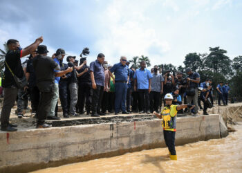 BALING, 8 Julai -- Menteri Dalam Negeri Datuk Seri Hamzah Zainuddin mendengar penerangan daripada Jurutera Mekanikal Jabatan Kerja Raya (JKR) Kedah, Ir. Ts. Mohd Hazery Md. Shamsi ketika mengadakan lawatan tapak jambatan runtuh selepas dibawa arus deras dalam kejadian banjir dan fenomena kepala air  Isnin lepas di Kampung Iboi hari ini.

Turut bersama Ahli Parlimen Baling, Datuk Seri Abdul Azeez Abdul Rahim.

--fotoBERNAMA (2022) HAK CIPTA TERPELIHARA
