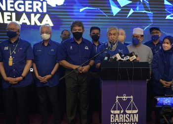 MELAKA, 20 Nov -- Pengerusi Barisan Nasional (BN) Datuk Seri Dr Ahmad Zahid Hamidi bersama kepimpinan BN meraikan kemenangan besar dua pertiga majoriti bagi membentuk kerajaan negeri Melaka pada Pilihan Raya Negeri (PRN) di Command Center Barisan Nasional (BN) di sini malam ini.
--fotoBERNAMA (2021) HAK CIPTA TERPELIHARA