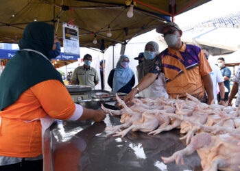 SHAH ALAM, 24 April -- Pengerusi Jawatankuasa Tetap Infrastruktur, Kemudahan Awam dan Pemodenan Pertanian dan Industri Asas Tani Negeri Selangor, Ir Izham Hashim membuat lawatan ke gerai jualan ayam selepas mengadakan sidang media khas Karnival Jualan Mega Prihatin sempena musim perayaan Aidilfitri di Pasar Tani Seksyen 13, hari ini. 

Program jualan tersebut akan bermula esok hingga 1 Mei ini di 29 lokasi seluruh negeri Selangor.??-- fotoBERNAMA (2022) HAK CIPTA TERPELIHARA?