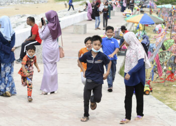 KOTA BHARU, 4 Mei -- CERIA... Gelagat Kanak-kanak bersiar-siar bersama keluarga sempena cuti umum Hari Raya Aidilfitri ketika tinjauan di Pantai Cahaya Bulan hari ini.

--fotoBERNAMA (2022) HAK CIPTA TERPELIHARA